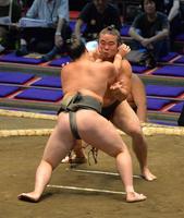 　丹治（手前）を破った黒姫山（撮影・和田康志）