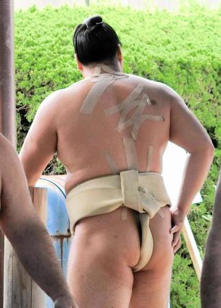 　首、肩から背中にテーピングを施した霧島