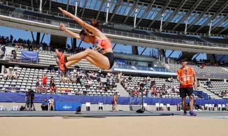 　女子走り幅跳び（視覚障害Ｔ１２）　５メートル２３で３位の沢田優蘭＝パリ（共同）　