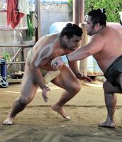 　ぶつかり稽古をする霧島