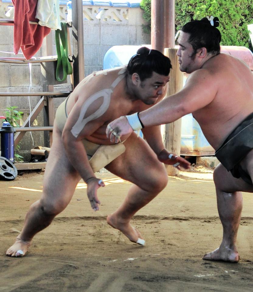 　ぶつかり稽古をする霧島