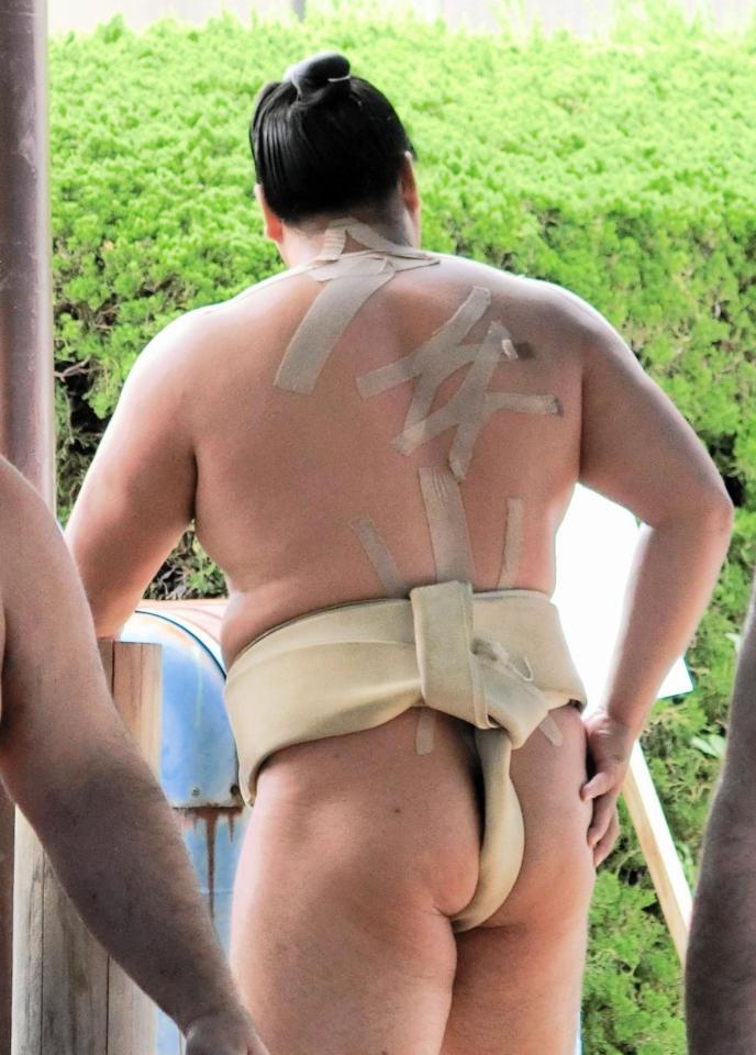 　首、肩から背中にテーピングを施した霧島