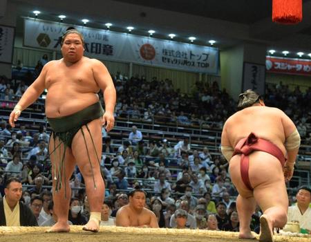 　大栄翔（右）との全勝対決を制した錦木（撮影・和田康志）