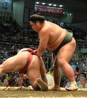 　大栄翔との全勝対決を制した錦木（撮影・和田康志）