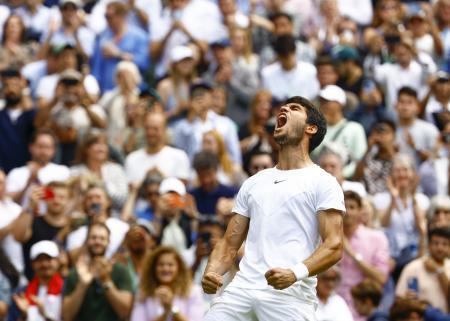 　男子シングルス準々決勝でホルガー・ルネに勝利し、雄たけびを上げるカルロス・アルカラス＝ウィンブルドン（共同）