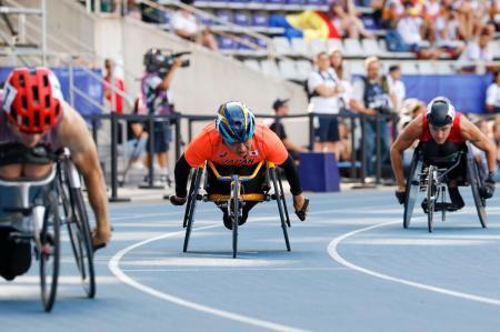 　男子４００メートル（車いすＴ５２）予選で力走する佐藤友祈（中央）＝パリ（共同）