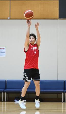 　シュート練習する河村勇輝（撮影・金田祐二）