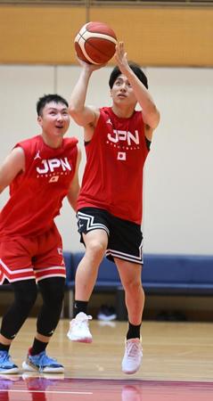 　シュート練習する河村勇輝（撮影・金田祐二）