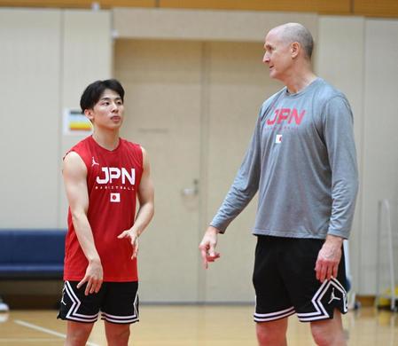 　言葉を交わす河村勇輝とトム・ホーバス監督（撮影・金田祐二）