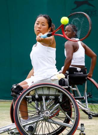 　車いすの部女子ダブルス１回戦でプレーする上地結衣（手前）、コタツォ・モンジャニ組＝ウィンブルドン（共同）