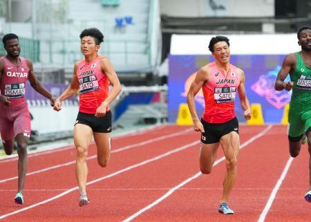 　男子４００メートル決勝　優勝した佐藤拳太郎（中央左）と２位の佐藤風雅（同右）＝バンコク（共同）