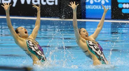 女子デュエットＴＲ予選　演技する安永真白（左）、比嘉もえ組