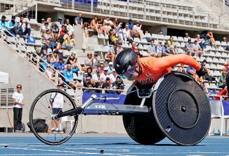 　女子１００メートル（車いすＴ５４）予選　力走する村岡桃佳。３組３着で決勝に進んだ＝パリ（共同）