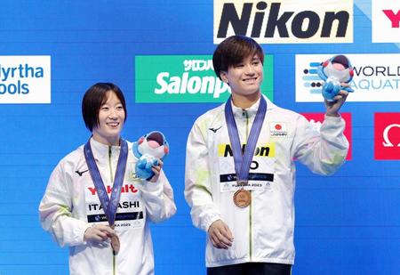 　混合シンクロ高飛び込みで３位となり、手を振る伊藤洸輝（右）、板橋美波組