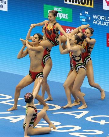 　チームＡＲ予選の演技前にポーズを決める日本