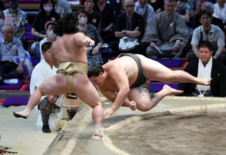 　はたき込みで大の里（右）を破った輝鵬