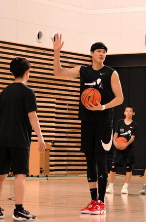 　高校生向けのクリニックを主催した渡辺雄太（中央）