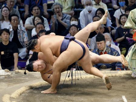 　豊昇龍（手前）が上手投げで朝乃山を破る＝ドルフィンズアリーナ