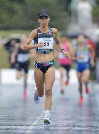 　女子５０００メートルＣ　１５分５２秒７３で１位の新谷仁美＝千歳市青葉陸上競技場