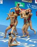 　チームＡＲ予選の演技前にポーズを決める日本