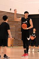 　高校生向けのクリニックを主催した渡辺雄太（中央）