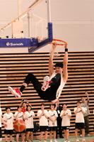 　高校生の前でダンクを実演した渡辺雄太