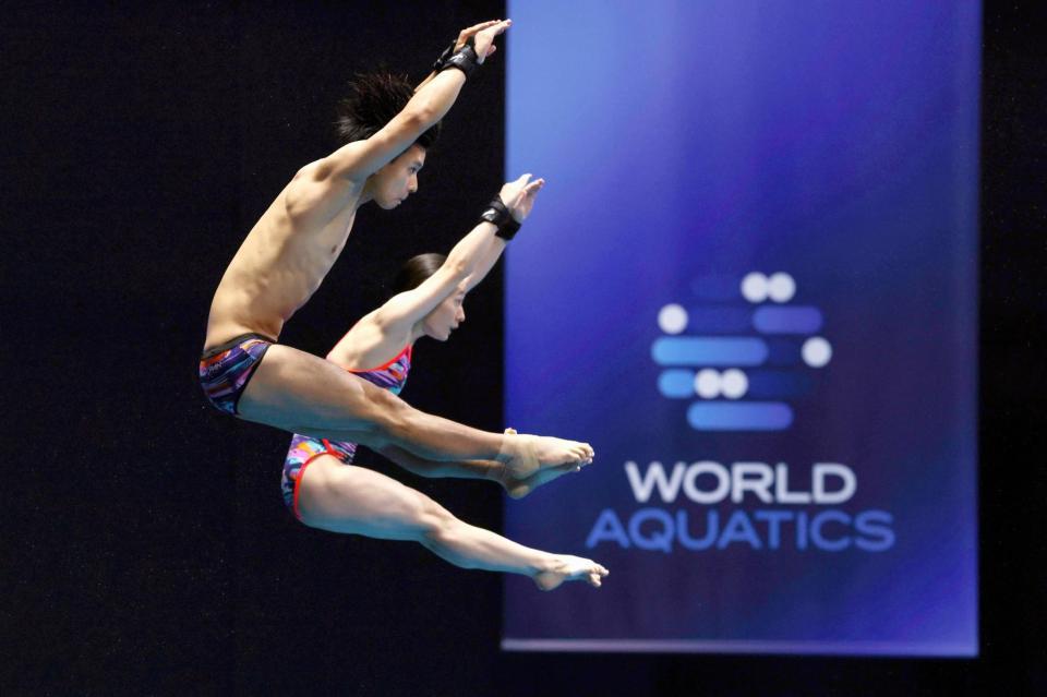 　混合シンクロ高飛び込み決勝　演技する伊藤洸輝（左）、板橋美波組