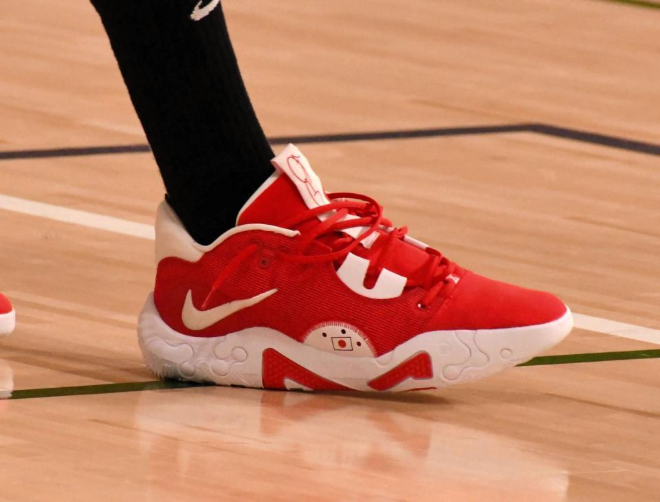 　特注で日の丸を入れたという渡辺雄太のシューズ