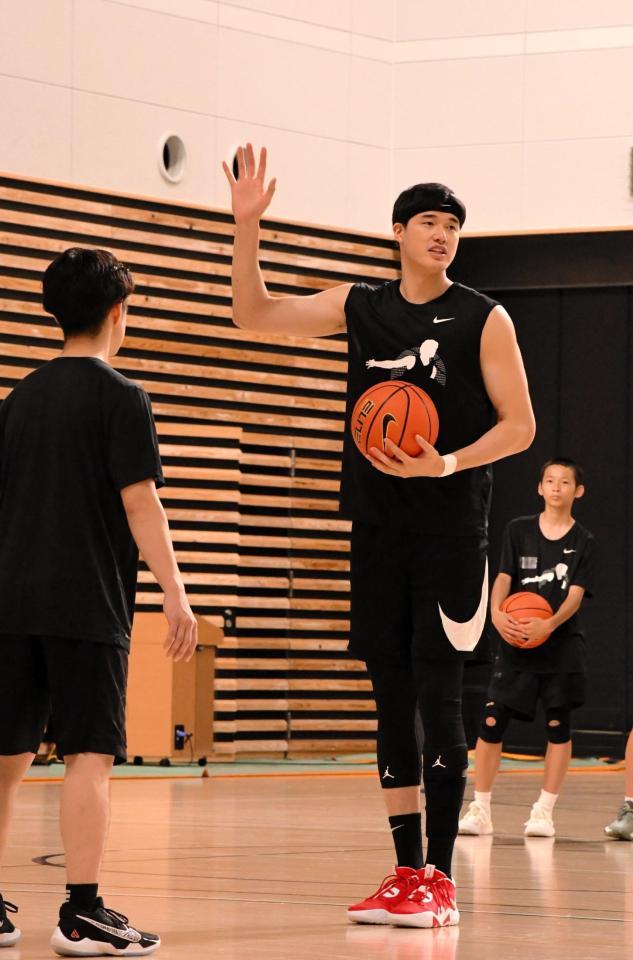 　高校生向けのクリニックを主催した渡辺雄太（中央）