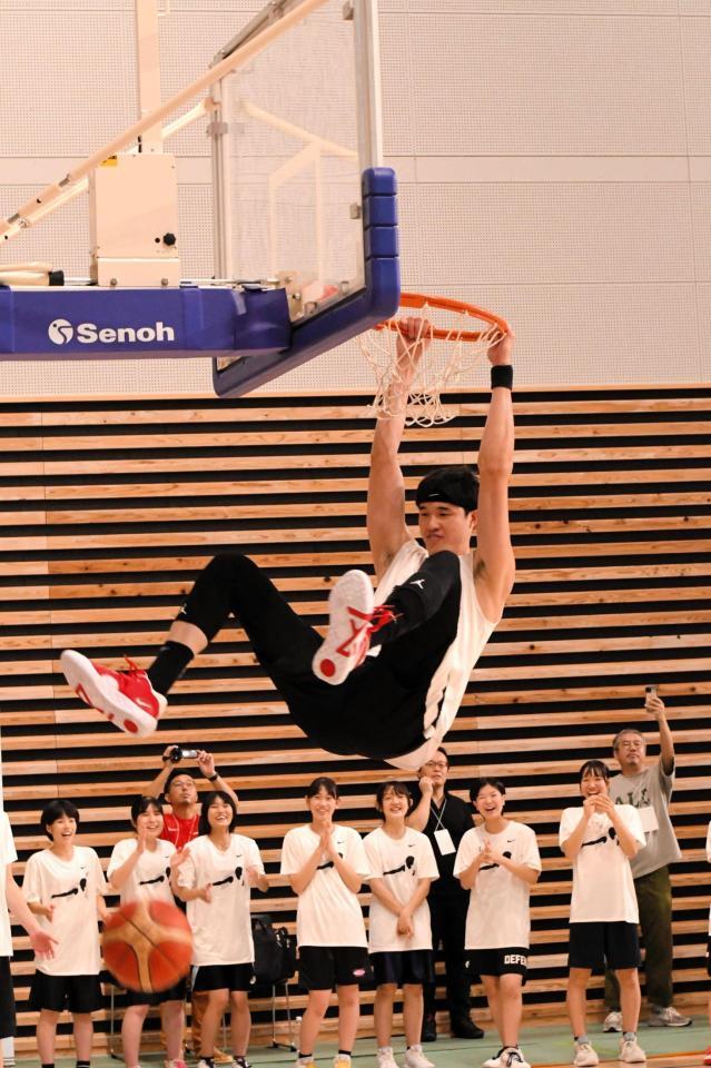 　高校生の前でダンクを実演した渡辺雄太