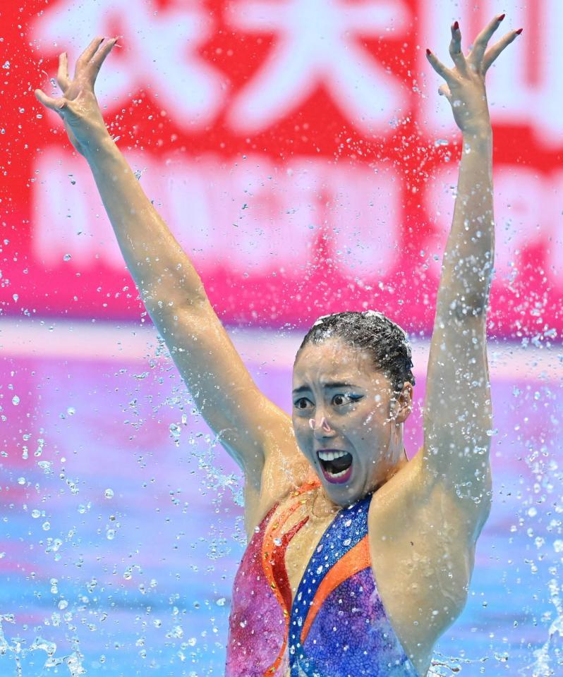 世界水泳 乾が金1号！AS日本史上初連覇 井村コーチが肩を抱き寄せ
