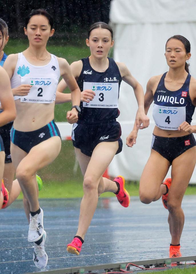 　女子１５００メートルで４位となったドルーリー朱瑛里（中央）