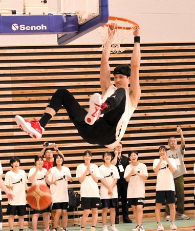 　高校生の前でダンクを実演した渡辺雄太