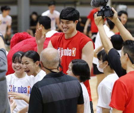 渡辺雄太が中学生と交流 都内でバスケ教室にゲスト参加
