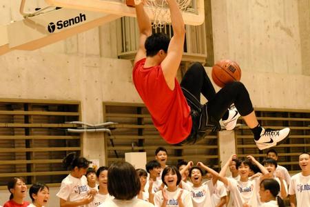 　イベントに参加し、中学生の前でダンクを披露して沸かせる渡辺雄太