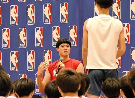 　イベントに参加し、子どもたちの質問に答える渡辺雄太