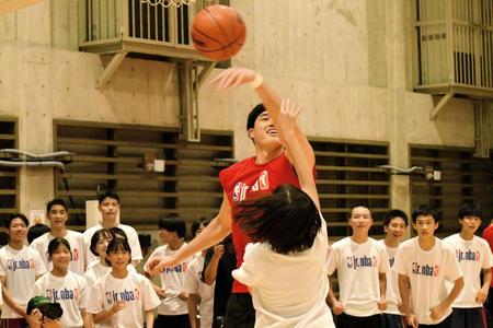　イベントに参加し、中学生のシュートをブロックする渡辺雄太