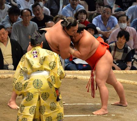 　霧島（左）のまわしを見極める式守伊之助（手前）＝撮影・和田康志