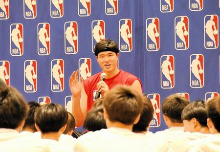 　イベントに参加し、子どもたちの質問に答える渡辺雄太