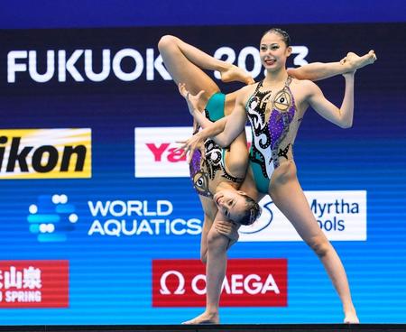 　デュエットＴＲ決勝で演技する安永真白（左）、比嘉もえ組