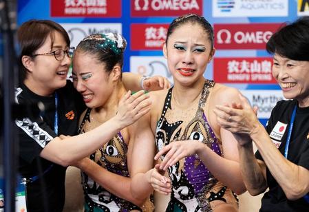 　デュエットＴＲ決勝の演技を終え、得点に喜ぶ安永真白（中央左）、比嘉もえ組