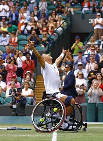 　車いすの部男子シングルス決勝でアルフィー・ヒューエットにストレート勝ちし、初優勝を果たした小田凱人＝ウィンブルドン（共同）