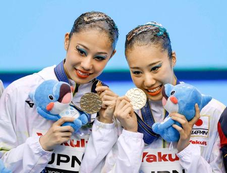 　デュエットＴＲで金メダルを獲得した安永真白（右）、比嘉もえ組