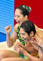 　混合デュエットＴＲ決勝の演技を終え、得点に喜ぶ佐藤友花（左）、佐藤陽太郎組