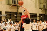 　イベントに参加し、中学生のシュートをブロックする渡辺雄太