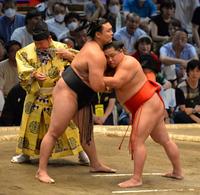 　霧島のまわしをもう一度直す式守伊之助（撮影・和田康志）