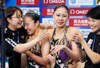 　デュエットＴＲ決勝の演技を終え、得点に喜ぶ安永真白（中央左）、比嘉もえ組