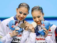 　デュエットＴＲで金メダルを獲得した安永真白（右）、比嘉もえ組
