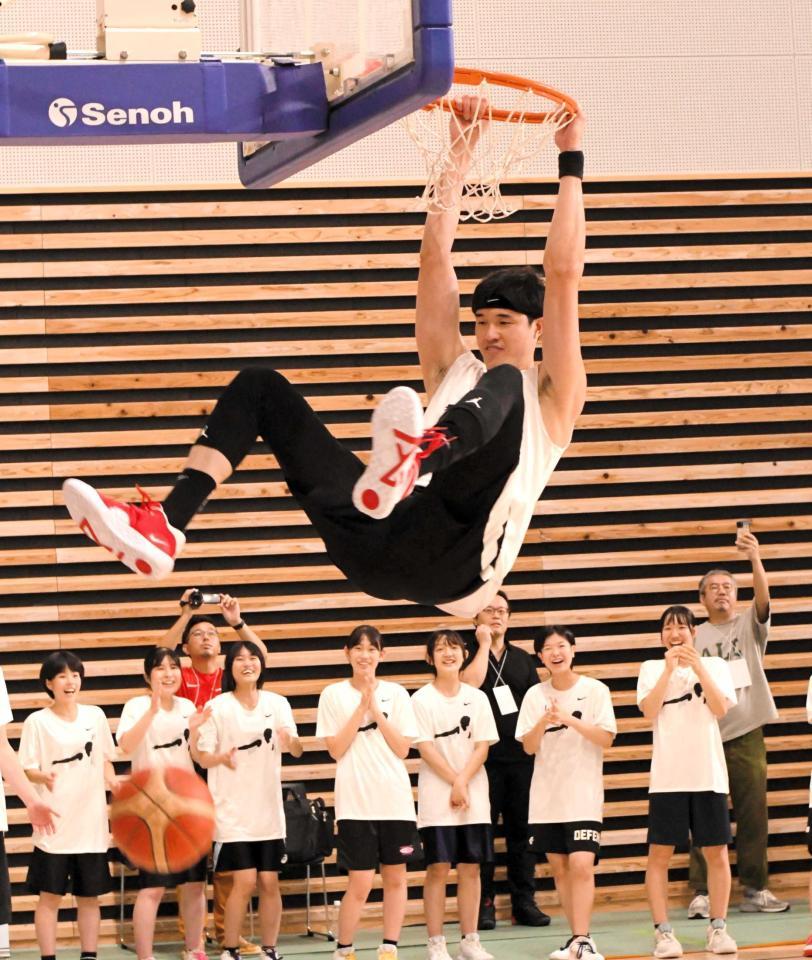 　高校生の前でダンクを実演した渡辺雄太