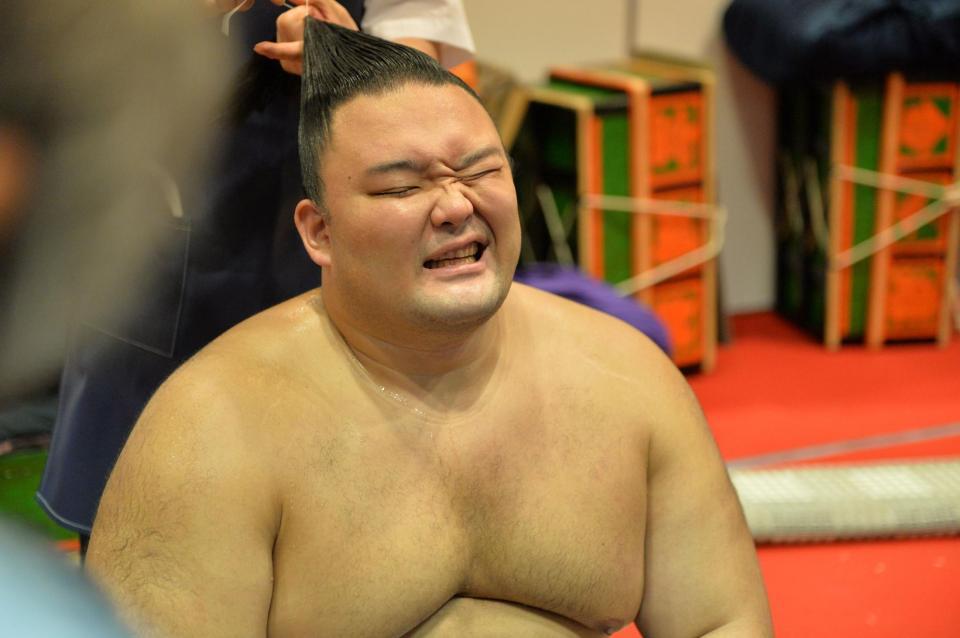 ７日目の取組終了後、支度部屋で取材に応じる朝乃山